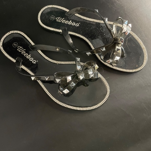 New Women's Size 5 Weeboo, Black Plastic and Rhinestones Flat Sandals - Picture 2 of 7